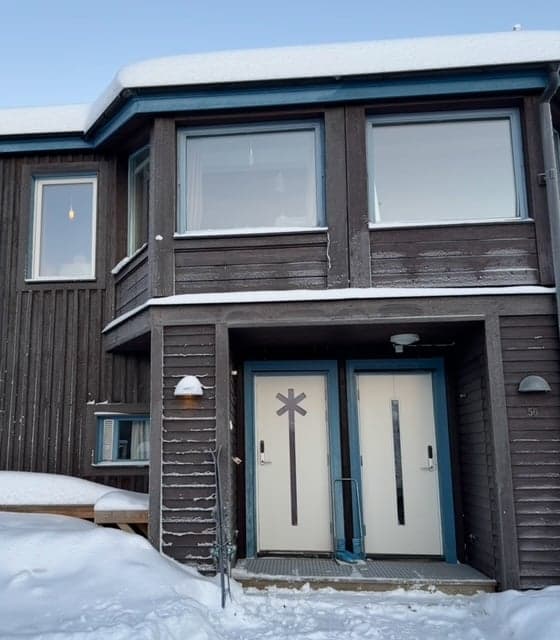 Moderna entrén med ski-in/ski-out läge. Stugan ligger perfekt för direkt åtkomst till Dundrets pister med snöklädda omgivningar och välkomnande entrédörr.